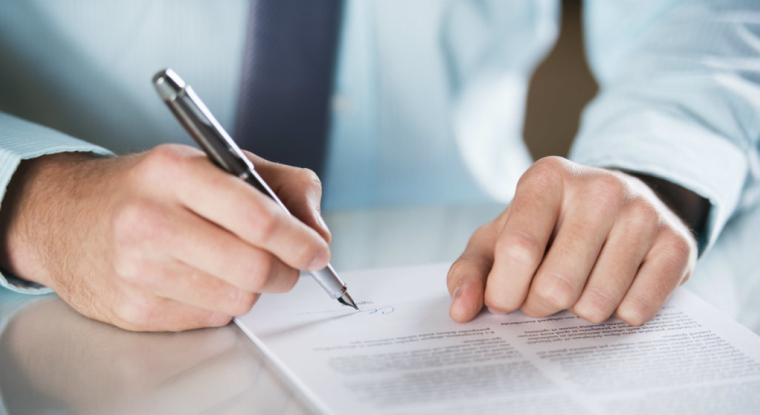 Avant de signer un contrat de prêt, vous avez tout intérêt à bien négocier les conditions dans lesquelles vous réaliserez vos opérations de banque au quotidien. (© Fotolia)