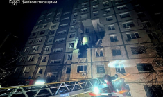 Frappe russe contre un immeuble à Dnipro, le 8 novembre 2025 ( UKRAINIAN EMERGENCY SERVICE / Handout )
