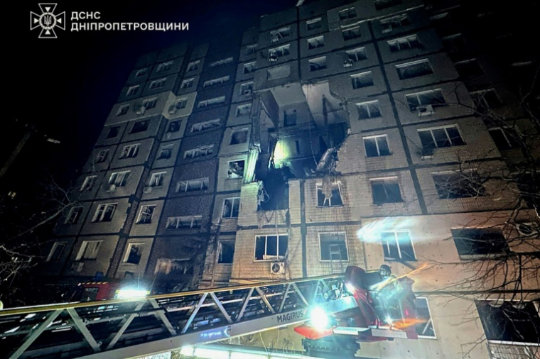 Frappe russe contre un immeuble à Dnipro, le 8 novembre 2025 ( UKRAINIAN EMERGENCY SERVICE / Handout )