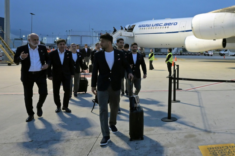 Les joueurs de l'équipe de football d'Iran, sur le tarmac de l'aéroport de Tijuana, au Mexique, le 7 juin 2026 ( AFP / Guillermo Arias )