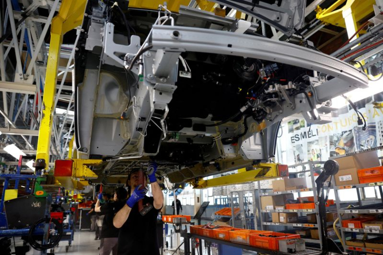 Des employés travaillent dans une usine automobile près du Havre