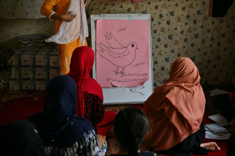 Des jeunes filles étudient dans une école clandestine en Afghanistan, le 24 juillet 2022 ( AFP / Lillian SUWANRUMPHA )