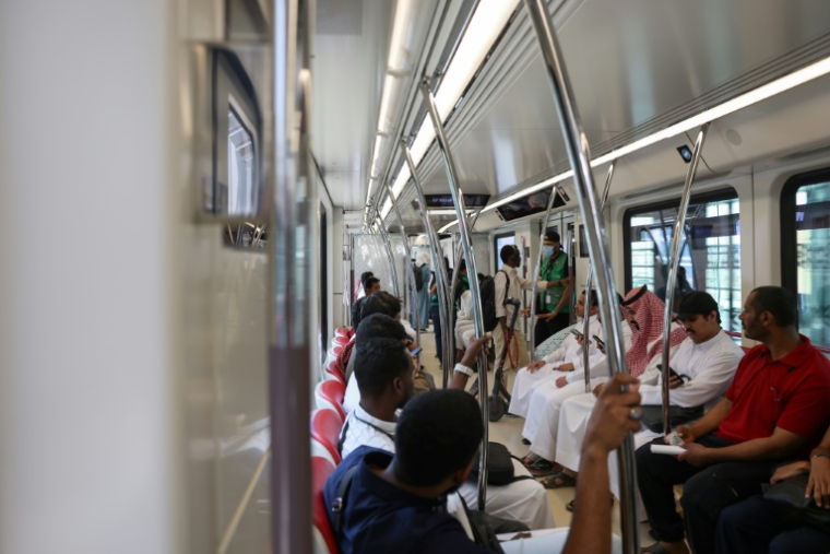 Des usagers dans le métro à Ryad, le 27 avril 2025 en Arabie saoudite ( AFP / Fayez Nureldine )