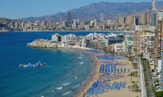 Des touristes sur la plage de Levante à Benidorm, au nord d'Alicante, en Espagne, le 11 septembre 2025  ( AFP / Jose Jordan )