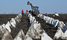 Des fortifications en construction près de Kharkiv, en Ukraine, le 12 mars 2024. ( AFP / SERGEY BOBOK )