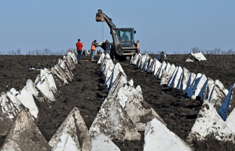 Des fortifications en construction près de Kharkiv, en Ukraine, le 12 mars 2024. ( AFP / SERGEY BOBOK )