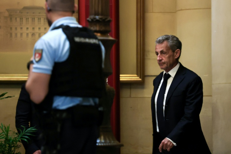 L'ancien président Nicolas Sarkozy arrive à la cour d'appel de Paris, le 4 mai 2026  ( AFP / Anne-Christine POUJOULAT )