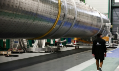 Le prototype du premier étage réutilisable de la future fusée de la start-up française MaiaSpace dans son atelier à Vernon, dans l'Eure, le 2 décembre 2025 ( AFP / Thibaud MORITZ )