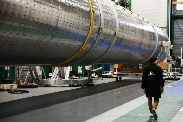 Le prototype du premier étage réutilisable de la future fusée de la start-up française MaiaSpace dans son atelier à Vernon, dans l'Eure, le 2 décembre 2025 ( AFP / Thibaud MORITZ )