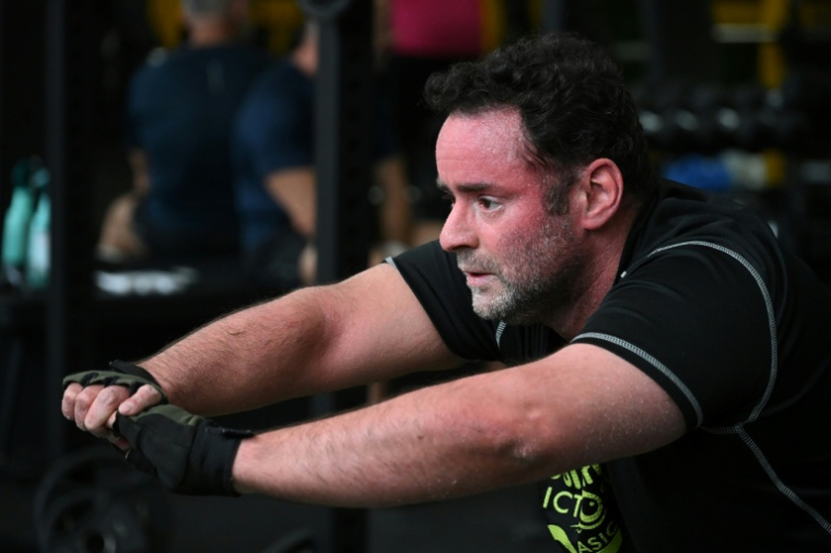 L'Espagnol Alberto Gomez, professeur de physique-chimie, atteint d'ichtyose, s'entraîne dans une salle de sport à Arroyomolinos, près de Madrid, le 1er juillet 2026 ( AFP / Javier Soriano )
