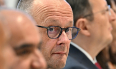 Le chancelier allemand Friedrich Merz (c), le 20 octobre 2026 à Berlin ( AFP / RALF HIRSCHBERGER )
