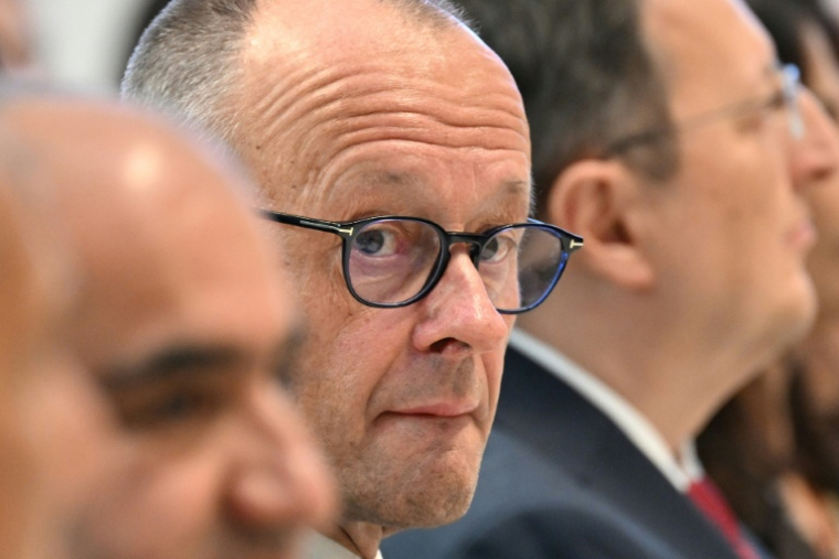 Le chancelier allemand Friedrich Merz (c), le 20 octobre 2026 à Berlin ( AFP / RALF HIRSCHBERGER )