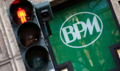 Le logo de la BPM est visible à l'extérieur de la banque dans le centre-ville de Milan