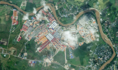 Photo satellite de Planet Labs PB, prise et diffusée le 9 novembre 2025, montrant le complexe KK Park après une opération militaire ayant causé des dégâts dans ce centre d'arnaques en ligne, dans le canton de Myawaddy, à l'est de la Birmanie, en face au district de Mae Sot (en haut et à droite), dans la province thaïlandaise frontalière de Tak ( 2025 Planet Labs PBC / Handout )