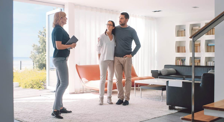 Depuis le 1er décembre les agences immobilières ont rouvert leurs portes et les visites de logements sont à nouveau possibles. Les restrictions dues à la crise sanitaire gênent tout de même le bon fonctionnement du secteur. (© Shutterstock)
