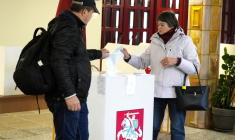 Les électeurs votent lors du second tour des élections législatives à Panevezis