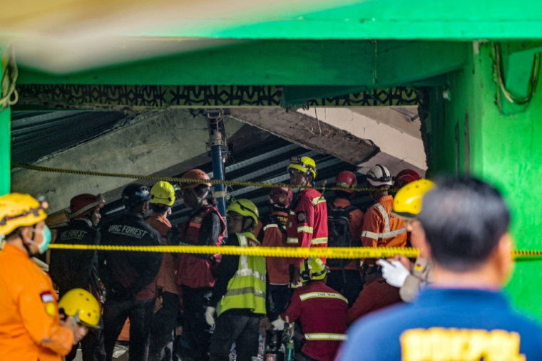Le personnel de secours recherche des survivants à l'internat islamique Al Khoziny à Sidoarjo, dans la province de Java oriental, le 30 septembre 2025, après l'effondrement d'un bâtiment à plusieurs étages de l'école ( AFP / Juni KRISWANTO )