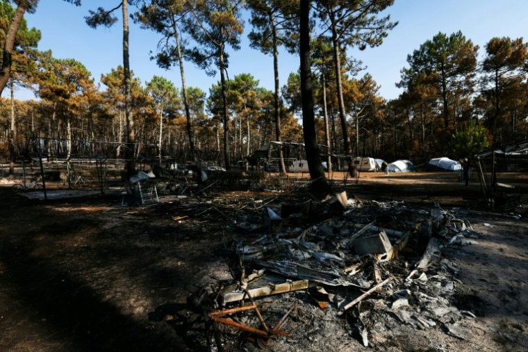 Des équipements du camping Le Grand-Crohot Ocean  détruits par un incendie de forêt sur la commune de Lège-Cap-Ferret, en Gironde, le 27 juillet 2026  ( AFP / Alain JOCARD )