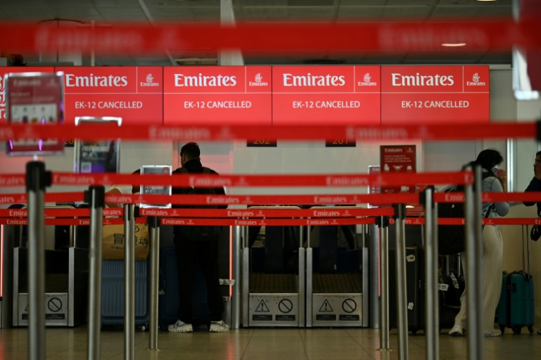 Un comptoir d'enregistrement de la compagnie Emirates à l'aéroport international de Gatwick, au sud de Londres, le 28 février 2026 ( AFP / Ben Stansall )