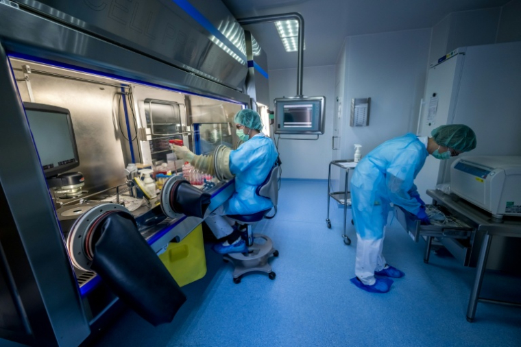 Des employés du Centre hospitalier universitaire vaudois (CHUV), le 13 janvier 2026 à Epalinges, en Suisse, où sont produits des échantillons de peau pour les grands brûlés de l'incendie de Crans-Montana ( AFP / Fabrice COFFRINI )