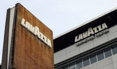 Le logo de Lavazza devant l'entrée principale du siège social
