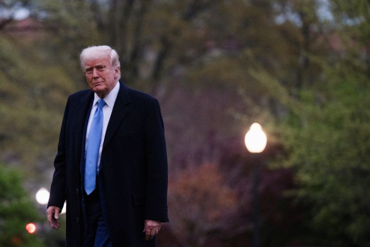 Le président américain Donald Trump arrive sur la pelouse sud de la Maison Blanche à Washington, États-Unis
