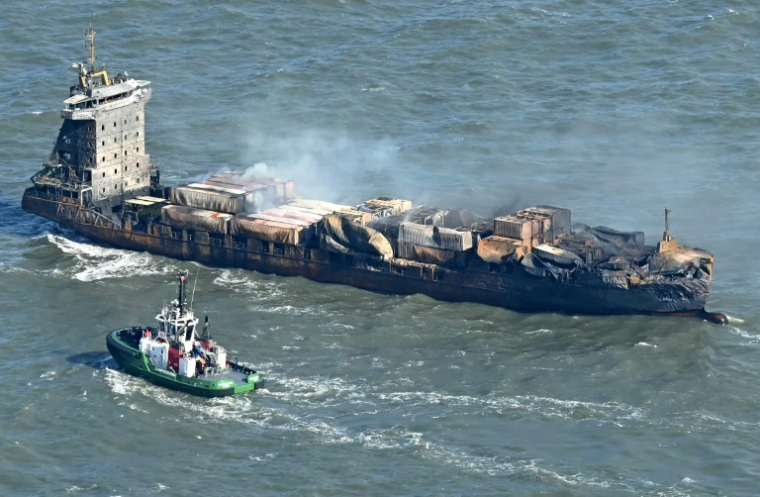 De la fumée s'élève du cargo MV Solong après sa collision la veille avec le pétrolier MV Stena Immaculate, en mer du Nord, au large de Withernsea, à l'est de l'Angleterre, le 11 mars 2025 ( AFP / Paul ELLIS )