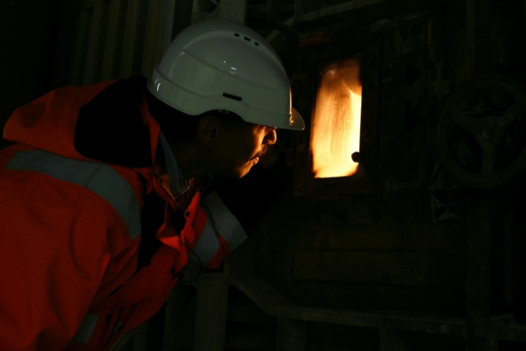 Un employé observe par une fenêtre les déchets qui brûlent dans un four de l'incinérateur Isséane Syctom d'Issy-les-Moulineaux, le 25 novembre 2025 en périphérie de Paris ( AFP / Thomas SAMSON )