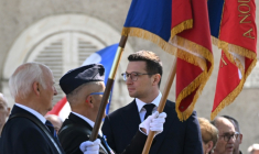 Le président du Rassemblement national Jordan Bardella lors des célébrations du 81e anniversaire de l'armistice du 8-Mai 1945, à La Flèche dans la Sarthe ( AFP / Sebastien Salom-Gomis )