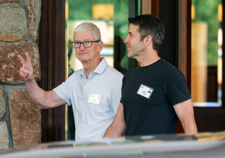 John Ternus (g) et Tim Cook, le 7 juillet 2026 à Sun Valley, en Californie ( Getty / Kevin Dietsch )