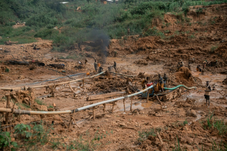 Vue générale d’un site d’extraction artisanal d'or où des mineurs extraient et lavent du sable aurifère à Mongbwalu dans la province de l’Ituri, en RDCongo, le 16 juin 2026.  ( AFP / Jospin Mwisha )