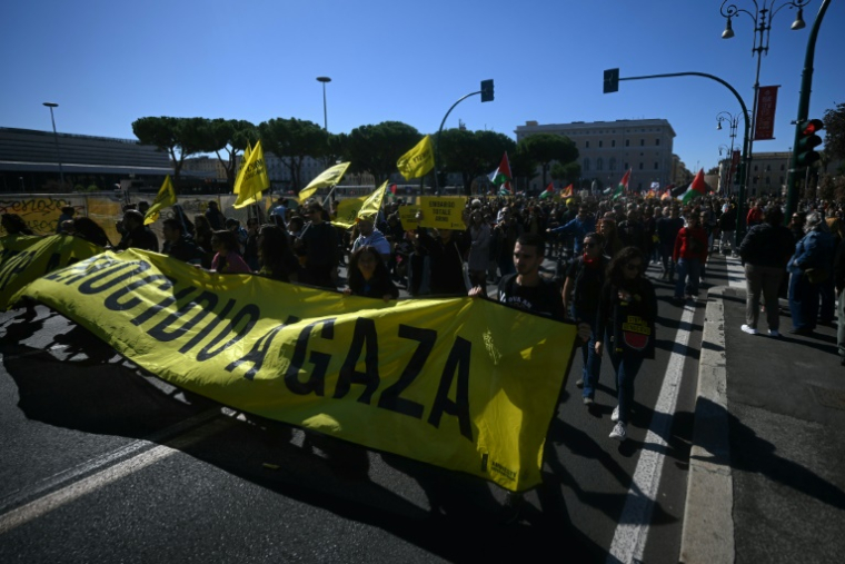 Des personnes participent à une manifestation en solidarité avec les Palestiniens et pour protester contre l'interception de la flottille Global Sumud par l'armée israélienne, à Rome, le 3 octobre 2025 ( AFP / Filippo MONTEFORTE )