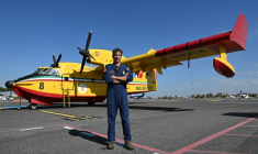 Le commandant Francesco Morgante, chef de la flotte de Canadair en Italie, devant un bombardier d’eau à l’aéroport de Rome-Ciampino, le 30 septembre 2026 ( AFP / Andreas SOLARO )