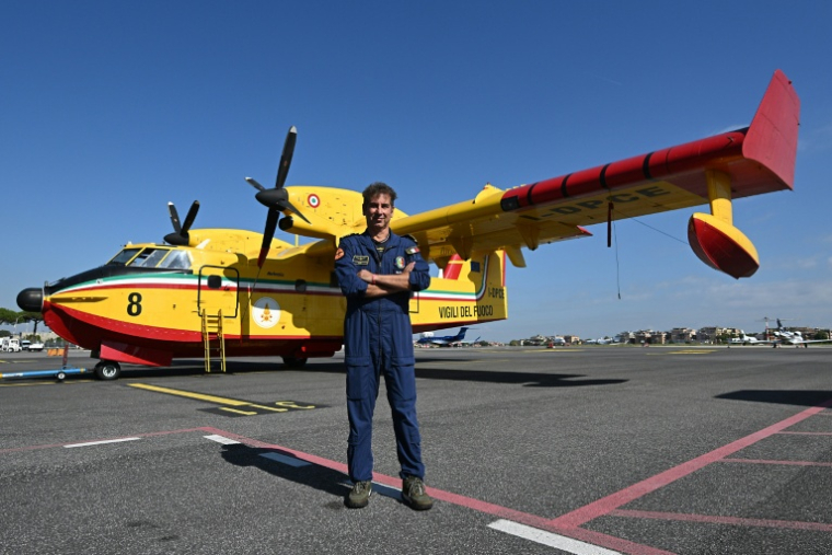 Le commandant Francesco Morgante, chef de la flotte de Canadair en Italie, devant un bombardier d’eau à l’aéroport de Rome-Ciampino, le 30 septembre 2026 ( AFP / Andreas SOLARO )