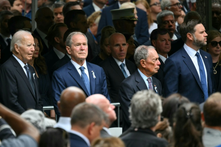 (g-d) Les anciens présidents américains Joe Biden et George W. Bush, l'ancien maire de New York, Michael Bloomberg et le vice-président américain JD Vance assistent à la commémoration du 25e anniversaire des attentats du 11 septembre 2001 au Mémorial national du 11 septembre à New York, le 11 septembre 2026 ( AFP / ANGELA WEISS )