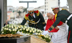 Le pape Léon XIV dépose une gerbe de fleurs lors de sa visite au monument aux martyrs du Maqam Echahid à Alger, le 13 avril 2026. ( POOL / Alberto PIZZOLI )