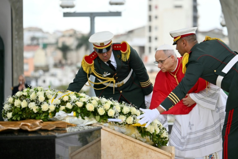 Le pape Léon XIV dépose une gerbe de fleurs lors de sa visite au monument aux martyrs du Maqam Echahid à Alger, le 13 avril 2026 ( POOL / Alberto PIZZOLI )
