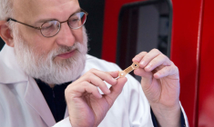 André-Luc Allanic, co-fondateur de Prodways, inspecte une pièce imprimée en 3D. (© Prodways)