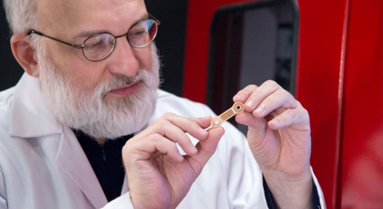 André-Luc Allanic, co-fondateur de Prodways, inspecte une pièce imprimée en 3D. (© Prodways)