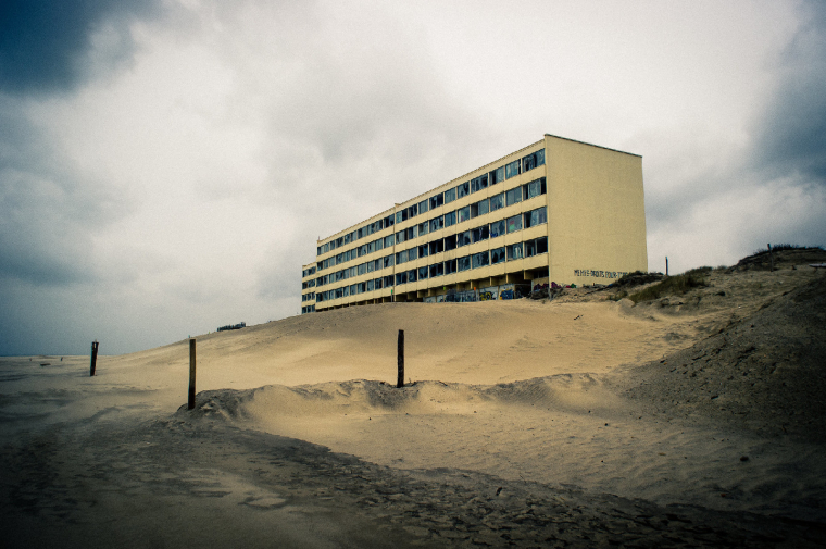 Le Sénat à majorité de droite a voté dimanche les modalités d’une indemnisation des propriétaires du «Signal», un immeuble de Soulac-sur-Mer (Gironde) devenu un symbole de l’érosion côtière. (Crédit photo: jacme31 - Flickr)