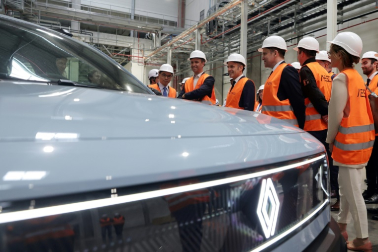 Le président Emmanuel Macron lors d'une visite d'une usine de batteries électriques flambant neuve du groupe sino-japonais AESC, à Douai dans le Nord, le 3 juin 2025 ( POOL / Teresa SUAREZ )