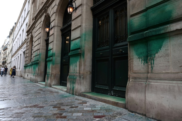 Des jets de peinture verte sur les murs de la synagogue de la rue des Tournelles à Paris, le 31 mai 2025 ( AFP / Thibaud MORITZ )