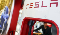 Un logo Tesla chez un concessionnaire à Berlin