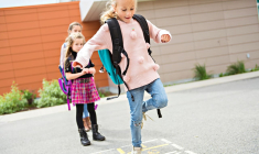 (Enfants bien protégés à la rentrée grâce à la responsabilité civile et l'attestation scolaire - Crédits photo : Adobe Stock)