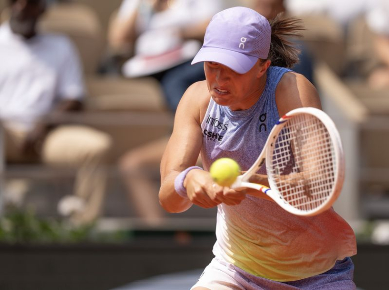 Iga Swiatek pendant son match contre Elina Svitolina au Stade Roland Garros, à Paris