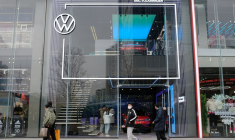 Des personnes passent devant une salle d'exposition de SAIC Volkswagen à Chengdu