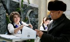 Bureau de vote à Almaty lors du référendum constitutionnel au Kazakhstan, le 15 mars 2026 ( AFP / Ruslan PRYANIKOV )