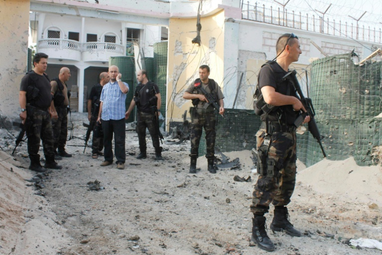 (Archives) Des soldats turcs montent la garde aux portes d'une annexe de l'ambassade de Turquie à Mogadiscio, en Somalie, le 27 juillet 2013, après un attentat-suicide à la voiture piégée ( AFP / Mohamed Abdiwahab )