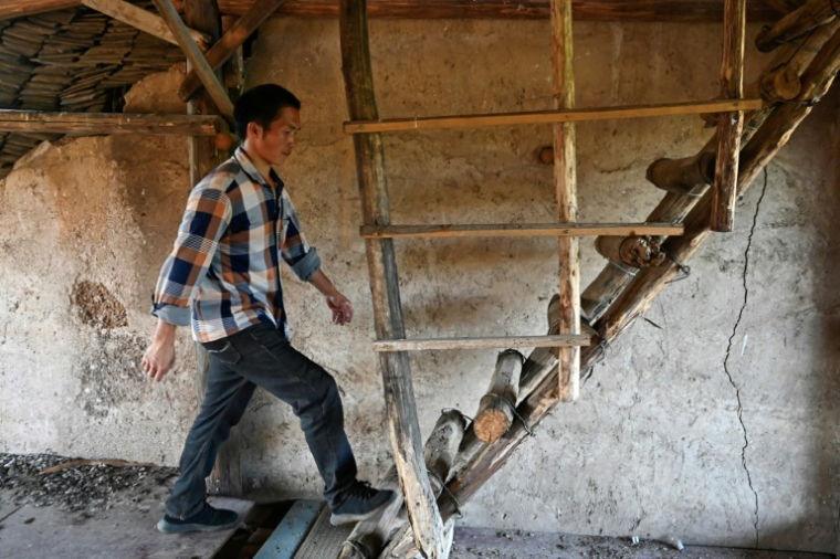 Chen Tianming dans sa "maison clou" à Xingyi, dans la province du Guizhou, le 20 mai 2025 au sud-ouest de la Chine ( AFP / Pedro PARDO )