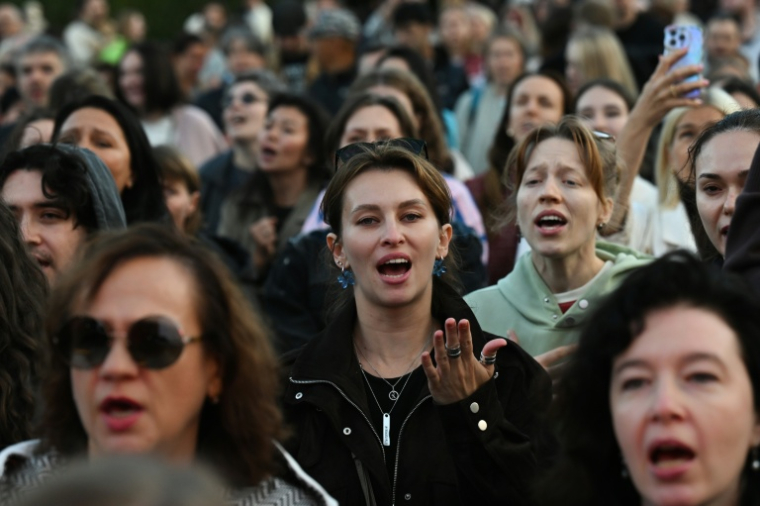 Des Moscovites réunis dans le parc Gorki pour chanter, le 5 septembre 2026 ( AFP / Igor IVANKO )